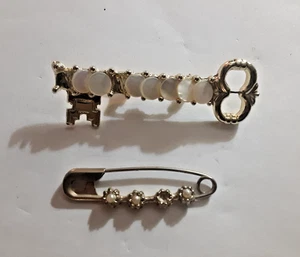 2 articoli: spilla chiave vintage e spilla di sicurezza accenti look finta perla e opale *DIFETTI - Foto 1 di 4