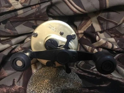 Vintage Abu Garcia BASS4600C:R.H., Relación 5.3:1,3 B.B. Foto 1 de 4