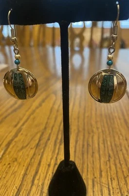 Pendientes colgantes en tono plata y azul vibrante con aspecto suroeste Foto 1 de 4