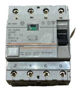 LEGRAND R-02622 40 AMP 30mA 4 POLI RCCB - Foto 1 di 4