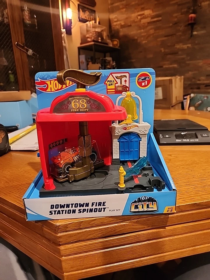 Hot Wheels City DOWNTOWN FIRE STATION SPINOUT w/ Car Play Set ~ New 2018 - Image 1 of 4