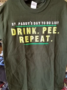 Nueva CAMISETA DE DÍA ST PATRICKS BEBIDA REPETICIÓN RECICLAJE BASTANTE DIVERTIDA - Imagen 1 de 1
