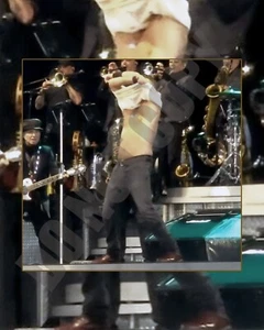 2024 Bruce Springsteen Taking Shirt Off Tour Concierto en Sunderland Foto 8x10 - Imagen 1 de 1