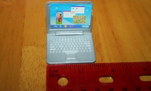 Barbie Puppe Laptop - gebrauchter Zustand - silber/öffnet - Symbol auf der Vorderseite - Bild 1 von 3