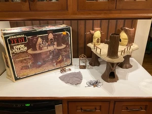 Vintage 1983 Original Kenner Star Wars Return of the Jedi Ewok Village Set mit Box - Bild 1 von 17
