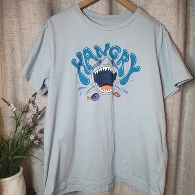 Camiseta Adulto G Procurando Nemo Hangry Bruce Shark Parques Disney - Imagem 1 de 4