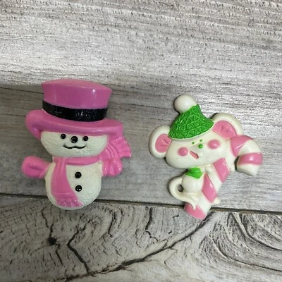 Alfileres de Navidad Avon. Muñeco de nieve y ratón blanco con bastón de caramelo 1974 Foto 1 de 4
