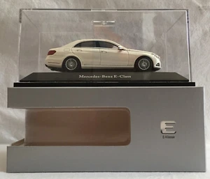Kyosho 1:43: Mercedes-Benz E-Klasse, diamantweiß metallic BRIGHT - Bild 1 von 1