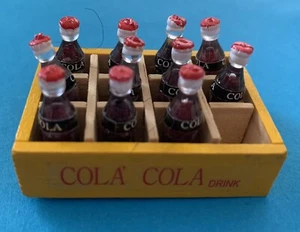 Botellas de Coca-Cola para Casa de Muñecas en Bandeja Amarilla Caja Miniatura con Botellas de Coca-Cola - Imagen 1 de 2
