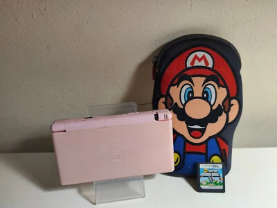 Nintendo DS Lite Rosa + Gioco New Super Mario Bros + Custodia - Immagine 1 di 4