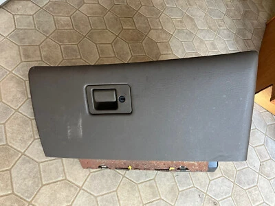 1998 - 2011 年福特皇冠维多利亚/水星大侯爵手套箱门隔层 — 第 1/2 张图片