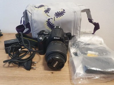 Nikon D D5000 12.3 MP SLR-Digitalkamera - Schwarz (Kit m/ AF-S DX 18-55mm... - Bild 1 von 3