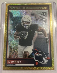 2025 Score RJ Harvey #49 Gold Dot /499 RC Denver Broncos - Bild 1 von 3