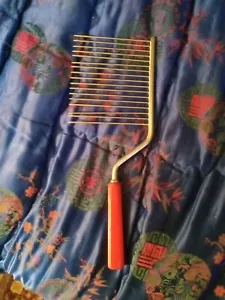 Vintage Kitchen Tool Red Bakelite Handle Angel Food Cake Cutter Slicer Breaker - Imagen 1 de 4