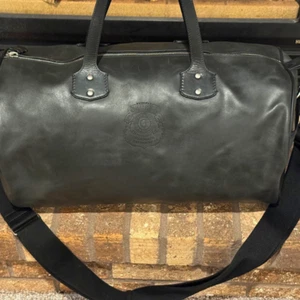 Bolso de Lona Ghurka Cuero Negro Grano Completo Cuero Áspero con Checro - Imagen 1 de 13