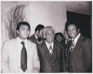 MUHAMMAD ALI & FRANK ROBINSON 8X10 CANDID REPRINT PHOTOGRAPH - Picture 1 of 2