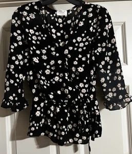 Sienna Sky Boho Gänseblümchenmuster Wickeloptik vorne Gr. S Leiter Stickerei Borte Rüschenmanschette - Bild 1 von 12