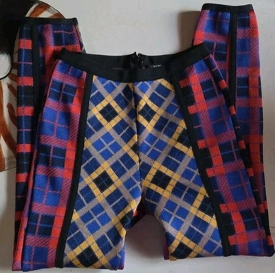 Pantalón ajustado a cuadros elástico rojo y azul y amarillo etiqueta dorada WOW Couture talla S Foto 1 de 4