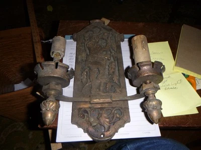 Apliques de pared antiguos de caballero medieval de latón fundido de los años 20 de la década de 1920 Foto 1 de 4