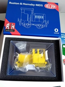 Heljan Ruston & Hornsby 48DS Enclosed Cab Yellow/Wasp Stripes O Gauge - Picture 1 of 6