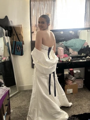 Атласное свадебное платье без бретелек на шнуровке сзади - Изображение 1 из 4