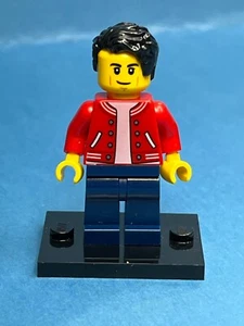 LEGO City Town Farm Minifigura #60345 - Hombre con chaqueta roja - cty1440 - Imagen 1 de 2