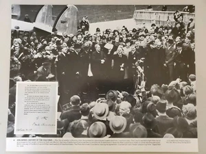 11X14 PHOTO THE COLD WAR CHAMBERLAIN WAVING THE MUNICH AGREEMENT SEPT. 30, 1938 - Picture 1 of 4