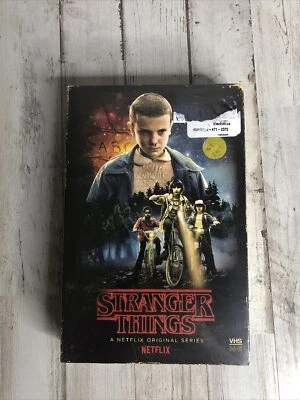 НЕЗНАКОМЫЕ ВЕЩИ СЕЗОН 1 КОЛЛЕКЦИОННОЕ ИЗДАНИЕ BLU-RAY DVD ДИСК БОКС-СЕТ НОВЫЙ - Изображение 1 из 3