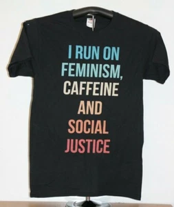 T-shirt I RUN ON FEMMINISMO, CAFFEINA E GIUSTIZIA SOCIALE piccola, nera - Foto 1 di 4