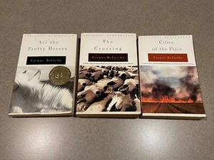 The Border Trilogy Complete 3 Book Set - Cormac McCarthy (All Pretty Horses) Lot - Foto 1 di 24