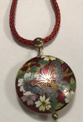 Colgante Cloisonne 1.2" con Mariposa, Flores; Collar Cordón Rojo 18" Pasteles Foto 1 de 4