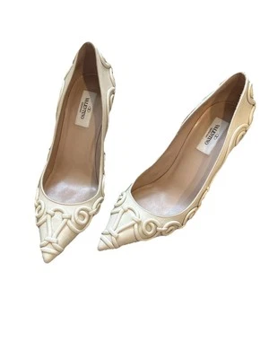 Valentino 38.5 Ivory High Heels - Image 1 of 4