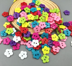 200 Stück Mini Blumen Harz Knopf/Knöpfe Scrapbooking Dekoration Nähen 11mm DIY - Picture 1 of 2