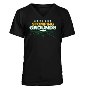 Camiseta Stomping Grounds - cuello en V para hombre - Atletismo de Oakland Atletismo Atlético - Imagen 1 de 4