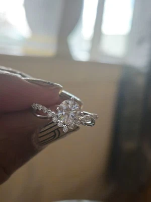 Anillo de compromiso de aniversario de boda enchapado en platino Mossinate talla 7 Foto 1 de 4