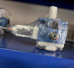 REXROTH R900563233 PV7-1X/06-10RA01MA0-10 vane pump - Picture 1 of 3