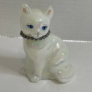 Vintage Fenton White Iridescent Cat w/ Blue Birthstone collar Signed - Picture 1 of 9
