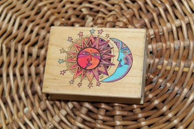 CELESTIAL {Sol y Luna} Sello de Goma Rojo Montado en Madera ÚNICO Cielo Astronomía ESPACIO Foto 1 de 4