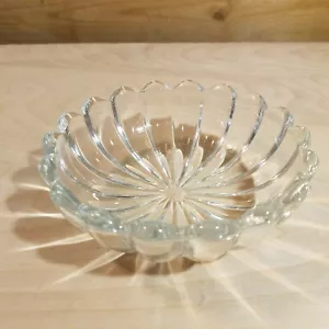 Piatto porta caramelle in vetro trasparente a forma di fiore - Swanky Barn - Foto 1 di 12