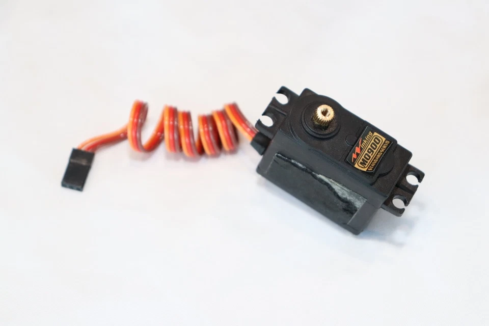 RC10-752 TEAM ASSOCIATED VINTAGE WINKING STANDARD METAL GEAR SERVO M0900 - Image 1 of 1