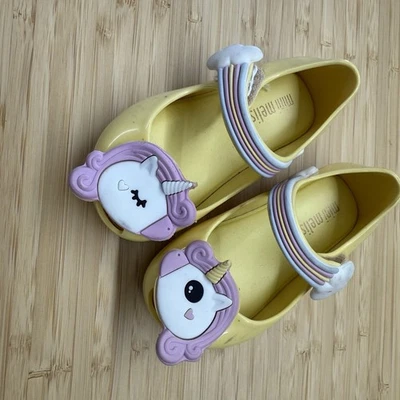 Mini Melissa Ultragirl Unicornio Amarillo - Niño pequeño talla 5 Nuevo Nunca Usado Sin Etiquetas Foto 1 de 4