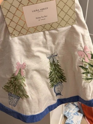 "Laura Ashley Azul Chinoserie Árboles de Navidad en Florero Árbol Falda Bordada 56""" Foto 1 de 4