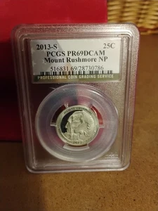 2013 S 25c Silver Mount Rushmore NP quarto-PCGS PR69DCAM - Foto 1 di 2