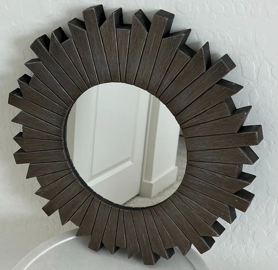 Espejo de pared rústico pequeño de 8" redondo en marco decorativo de nogal Foto 1 de 1