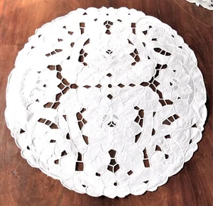 NAPPERON BRODE MAIN RICHELIEU BLANC ROND DE 44CM BLANC BENJIE *** - Picture 1 of 2
