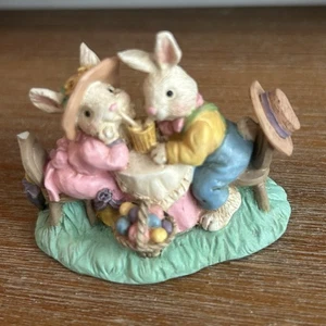 Cottontail Lane Bunny’s At Café Table Compartir Batido de Leche Medio Oeste Pascua Leer - Imagen 1 de 2