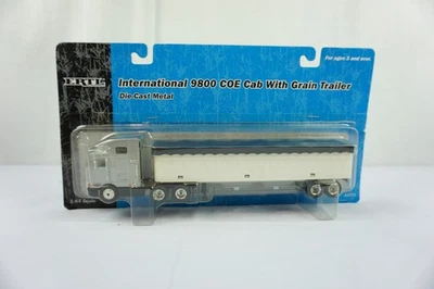Ertl International 9800 COE con remolque de grano Foto 1 de 4