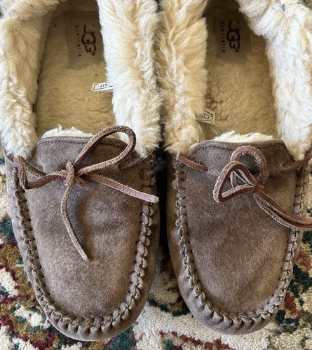 Pantofole basse UGG donna taglia 6 Dakota marrone scamosciato pelliccia di shearling 5612