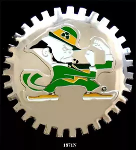 AUTOGITTER EMBLEM ABZEICHEN - NOTRE DAME - IRLAND (FIGHTING LEPRECHAUN) - Bild 1 von 2