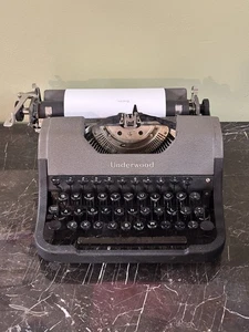 Underwood Leader Portable Typewriter with case in great Working Condition - Bild 1 von 6